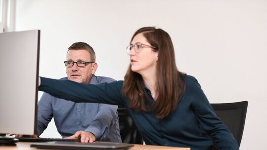 本图片展示了网络研讨会 “革新建模方式，打造卓越模型！” 的封面。