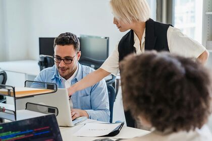 Diese Abbildung ist ein Thumbnail, welches die Schulungsseite zum Thema Einführung in die modellbasierte Entwicklung und Qualitätssicherung eingebetteter Software repräsentiert.