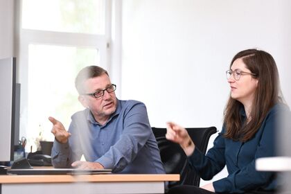 本图片展示了网络研讨会 “数据驱动的仪表板：项目监控与控制的新策略” 的封面。